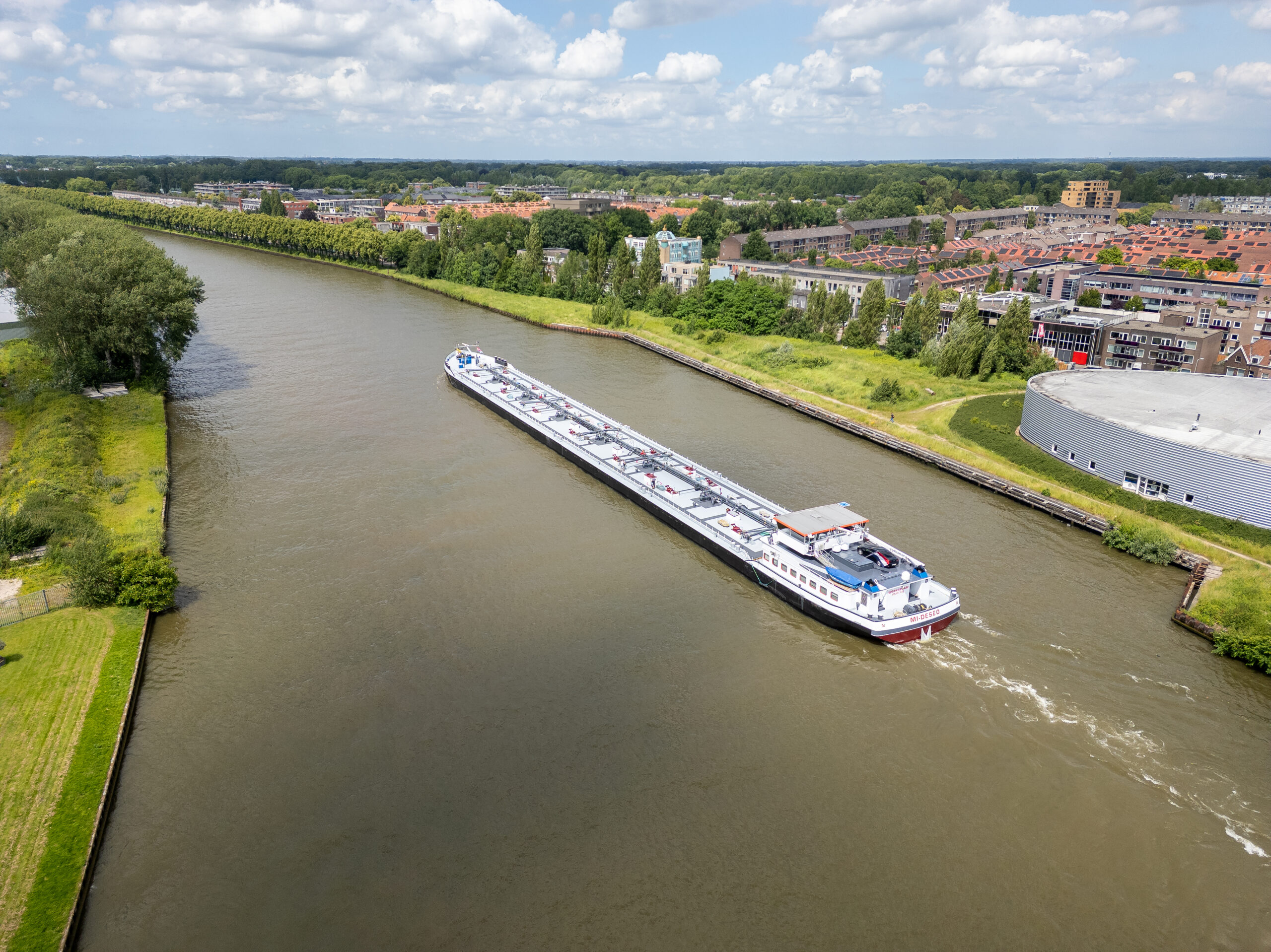 Tankschip in de Demkabocht op het Amsterdam-Rijnkanaal bij Utrecht