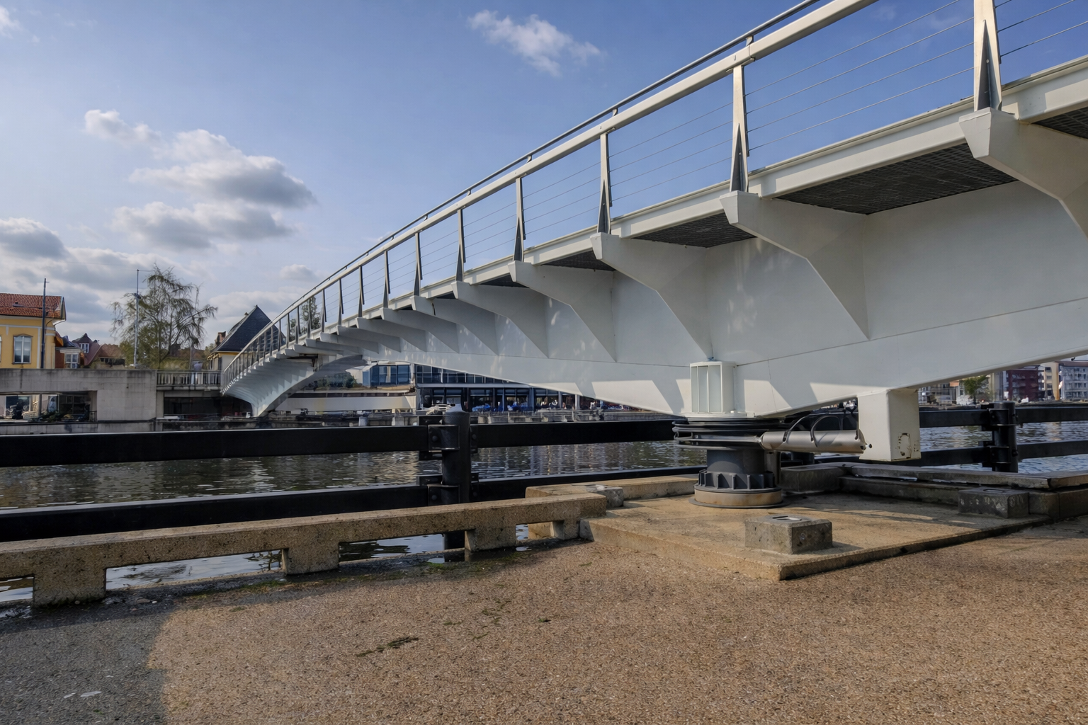 Ringersbrug Alkmaar, dubbele draaibrug over het Noordhollandsch Kanaal tijdens renovatie van hydraulisch naar elektromechanische aandrijving