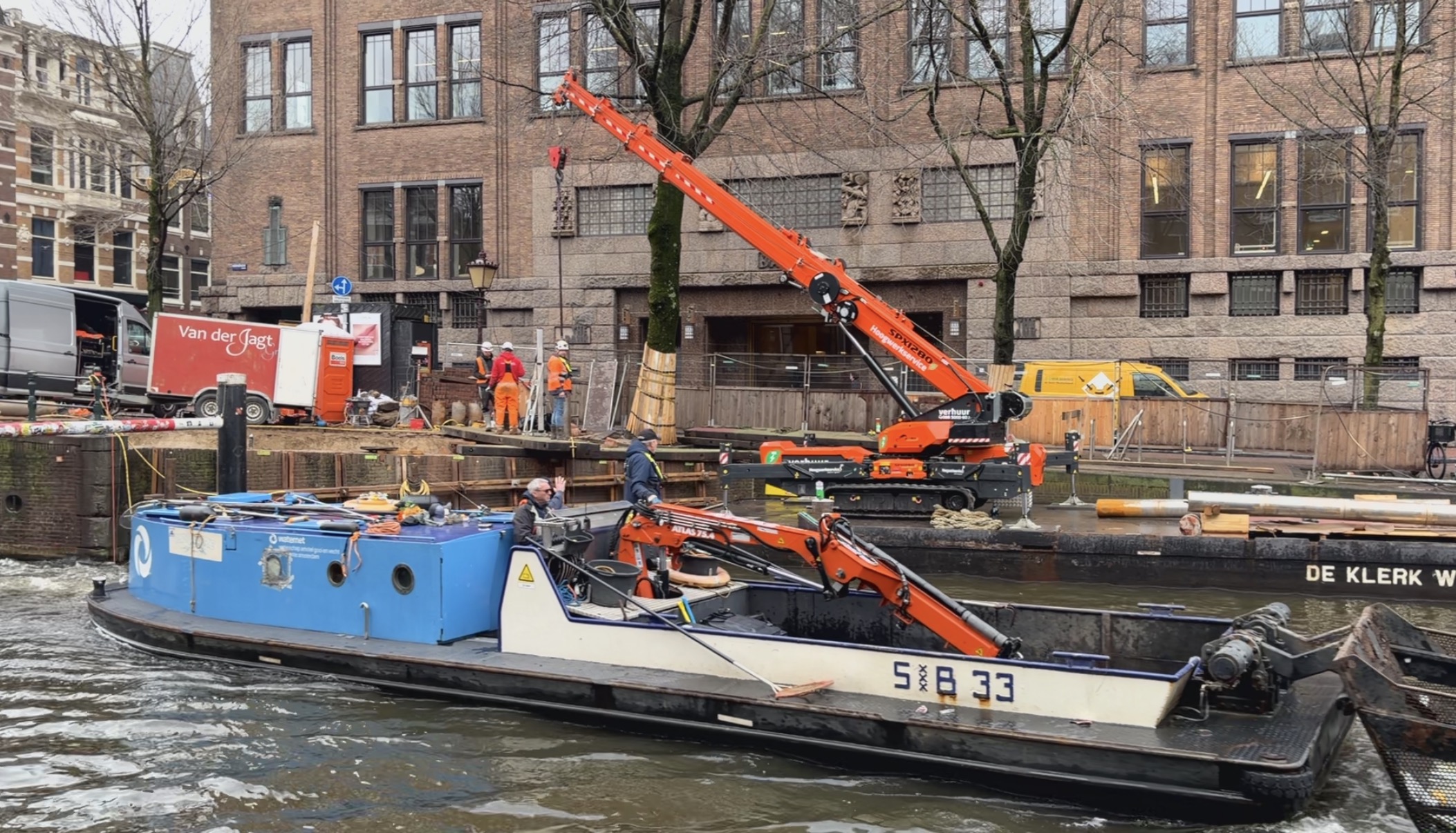 Renovatiewerkzaamheden aan brug 0034 in de Utrechtsestraat Amsterdam: werkschip en kraan van aannemer De Klerk Hakkers tijdens levensduurverlengend onderhoud, begeleid door Citiz Partners
